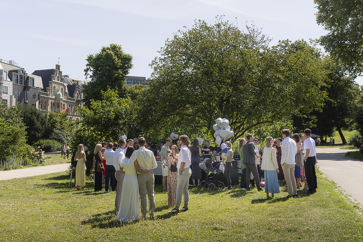 250620_Hochzeit-Anna-und-Flo_Feiern-nach-der-Zeremonie-vor-dem-Standesamt-1-web